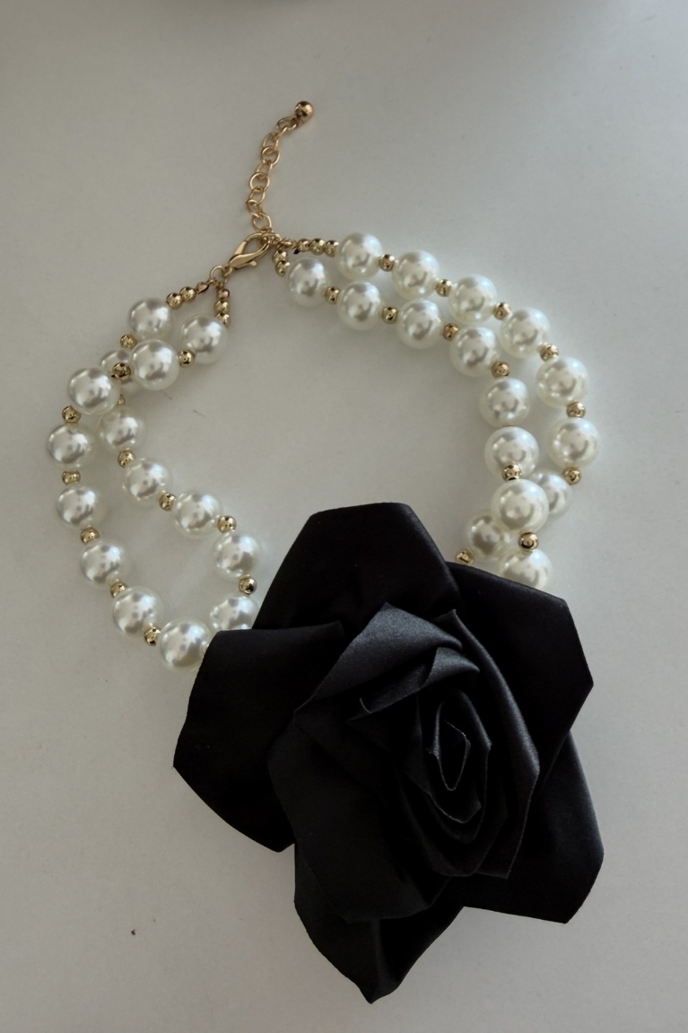 Κολιέ Με Μαυρο Λουλούδι - Μαύρο